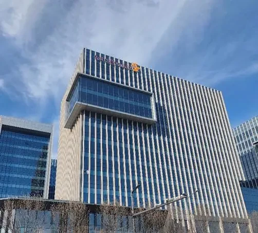 建筑上挂着蓝色的高楼
AI 生成的内容可能不正确。