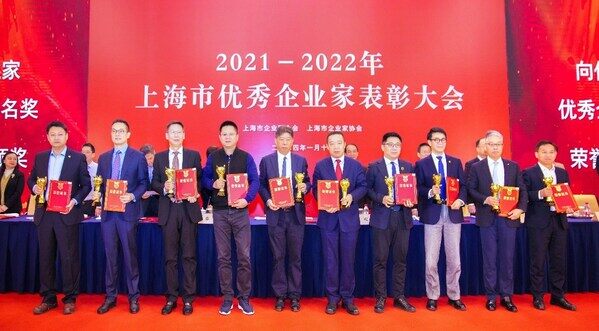 强生全球资深副总裁、中国区主席宋为群(左二)接受表彰 强生全球资深副总裁、中国区主席宋为群(左二)接受表彰