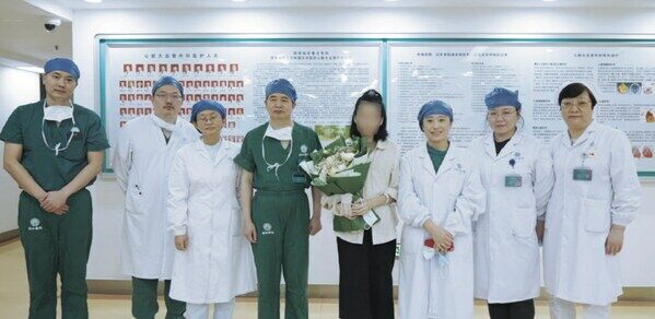（图）武汉协和董念国教授团队与患者