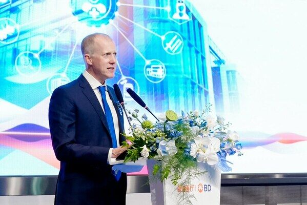 碧迪医疗全球董事会主席、CEO兼总裁 柏乐(Tom Polen) 碧迪医疗全球董事会主席、CEO兼总裁 柏乐(Tom Polen)