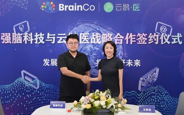 强脑科技创始人兼CEO韩璧丞(左)与云鹊医执行董事兼CEO刘娜(右)握手留影 强脑科技创始人兼CEO韩璧丞(左)与云鹊医执行董事兼CEO刘娜(右)握手留影