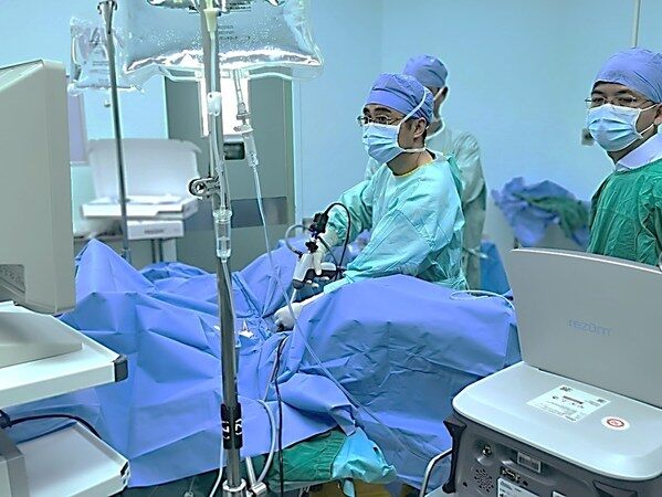 广州中山大学孙逸仙纪念医院江春教授正在实施手术 广州中山大学孙逸仙纪念医院江春教授正在实施手术