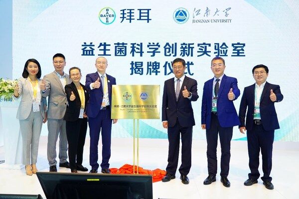 拜耳健康消费品中国总经理何勇(左四)江南大学校长 陈卫院士(右三) 拜耳健康消费品中国总经理何勇(左四)江南大学校长 陈卫院士(右三)