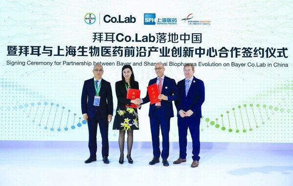合作双方代表在进博会现场签署了合作协议。 合作双方代表在进博会现场签署了合作协议。