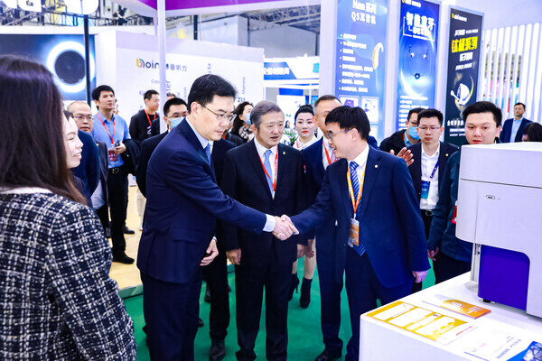 中国工程院院士、湖北省政府党组成员、副省长邵新宇莅临展台,寄语碧迪医疗持续加强研发,造福更多医务工作者及患者 中国工程院院士、湖北省政府党组成员、副省长邵新宇莅临展台,寄语碧迪医疗持续加强研发,造福更多医务工作者及患者