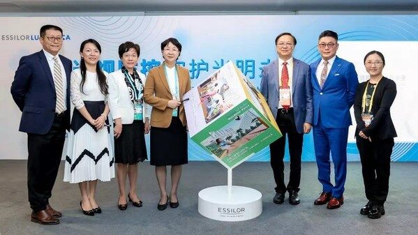 依视路陆逊梯卡发起儿童青少年“目浴阳光、远离近视”倡议(从左至右:依视路大中华区事务总裁吕建中、中山大学中山眼科中心杨晓教授、复旦大学附属眼耳鼻喉科医院瞿小妹教授、温州医科大学附属眼视光医院吕帆教授、温州医科大学眼视光医学部主任瞿佳教授、依视路大中华区视力保健总裁林国樑、温州医科大学附属眼视光医院姜珺教授) 依视路陆逊梯卡发起儿童青少年“目浴阳光、远离近视”倡议(从左至右:依视路大中华区事务总裁吕建中、中山大学中山眼科中心杨晓教授、复旦大学附属眼耳鼻喉科医院瞿小妹教授、温州医科大学附属眼视光医院吕帆教授、温州医科大学眼视光医学部主任瞿佳教授、依视路大中华区视力保健总裁林国樑、温州医科大学附属眼视光医院姜珺教授)