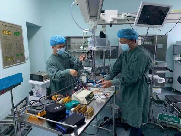工程师连夜对院内90多台手术室使用的电外科设备进行检查与维修 工程师连夜对院内90多台手术室使用的电外科设备进行检查与维修