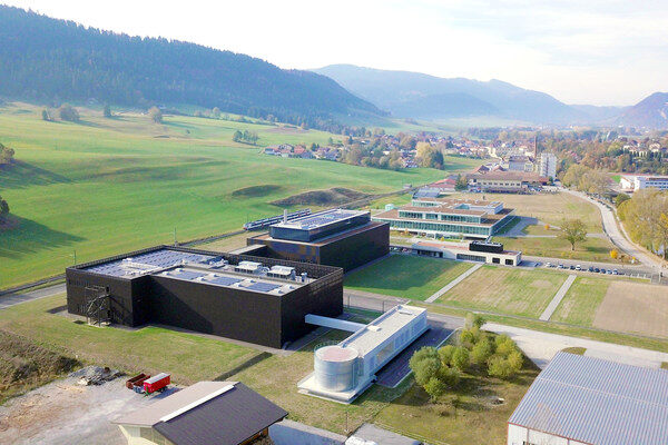 瑞士库威(Couvet)生产基地(图片来源:百时美施贵宝) 瑞士库威(Couvet)生产基地(图片来源:百时美施贵宝)