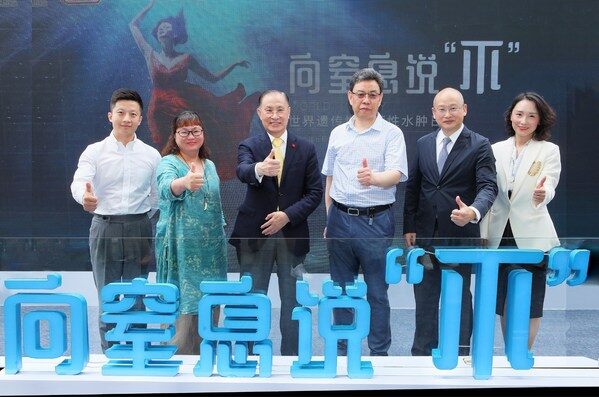 嘉宾共同为科普快闪展揭幕，助力HAE患者向窒息说“不” 
（从左至右：武田中国罕见遗传及代谢业务领域负责人吴中一先生，中国遗传性血管性水肿关爱中心雨燕代表罗芳女士，上海市罕见病防治基金会理事长李定国教授，上海交通大学医学院附属仁济医院过敏科主任郭胤仕教授，武田中国副总裁、医学事务部负责人陈杰博士，武田中国企业传播部负责人朱肖洁女士）