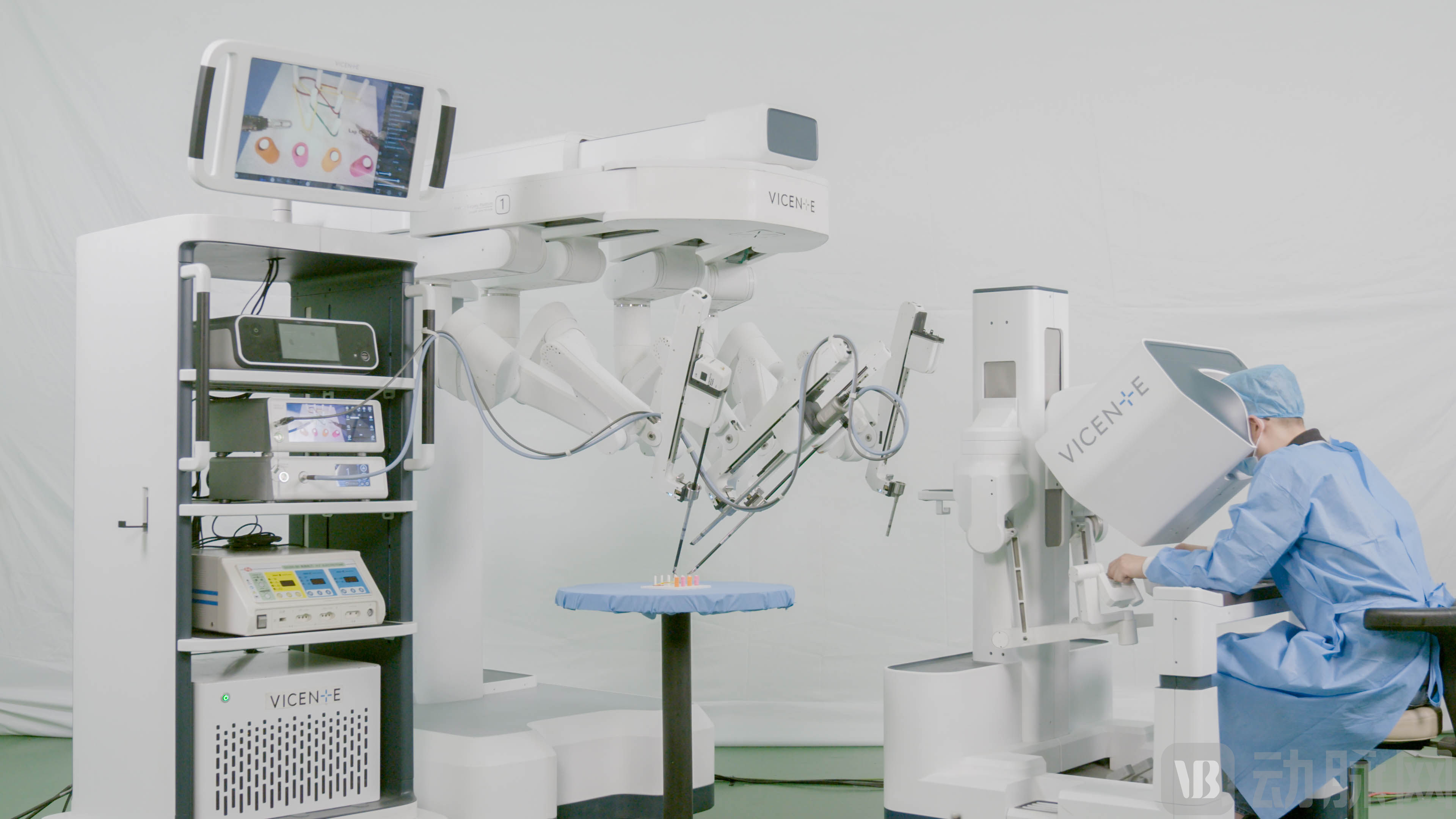 威森特新一代多臂腔镜机器人手术系统.jpg