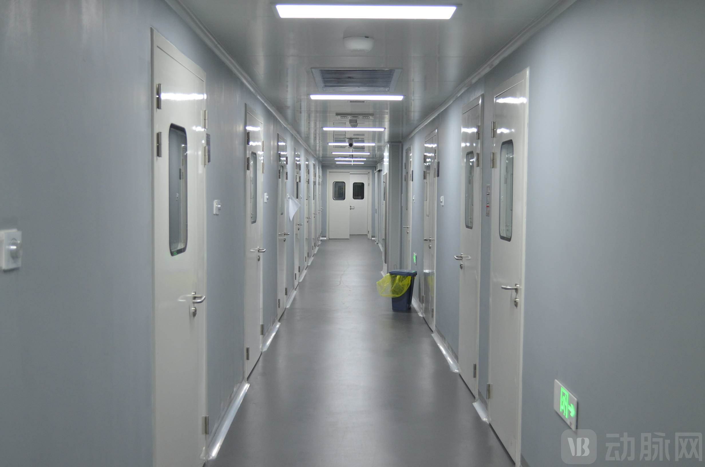 1.大动物饲养室洁净走廊.JPG
