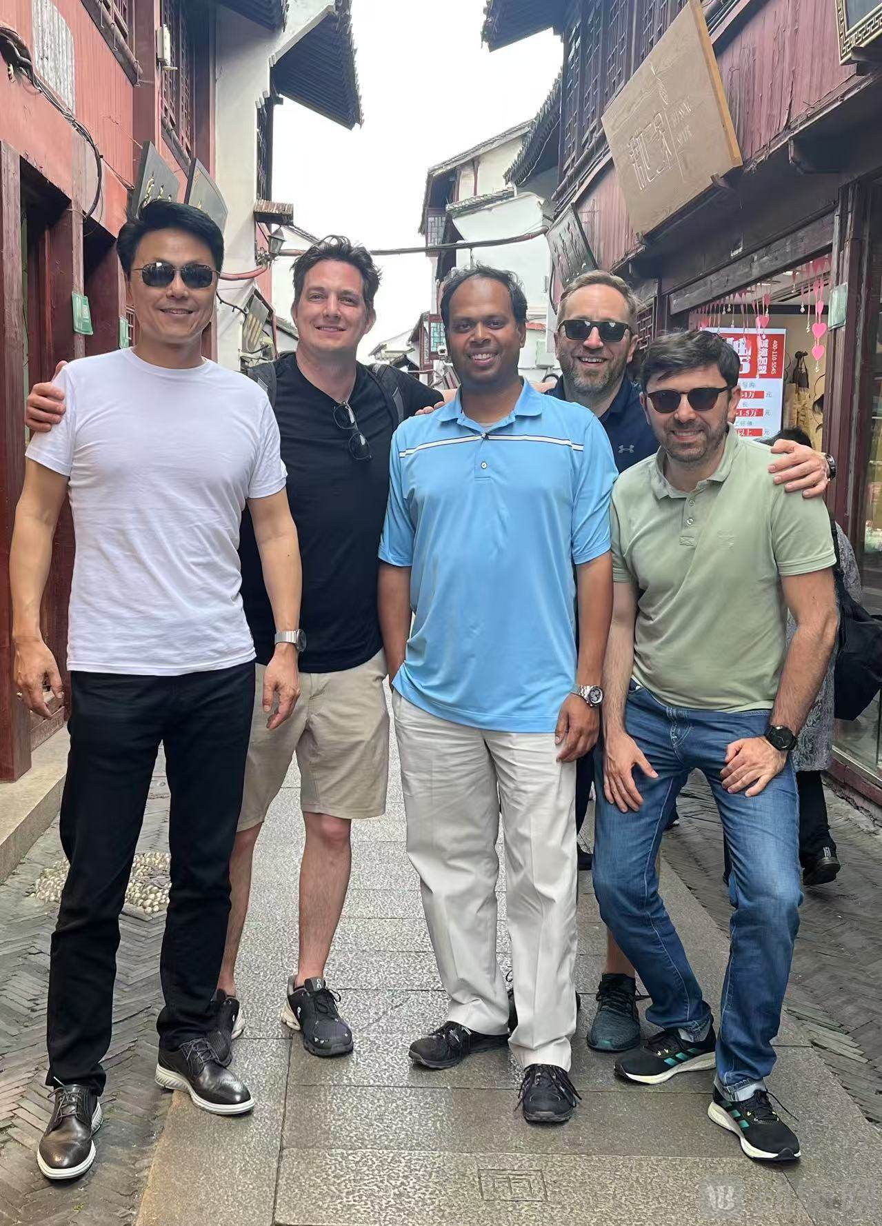 JC和4C CEO Saravana Kumar及团队.jpg