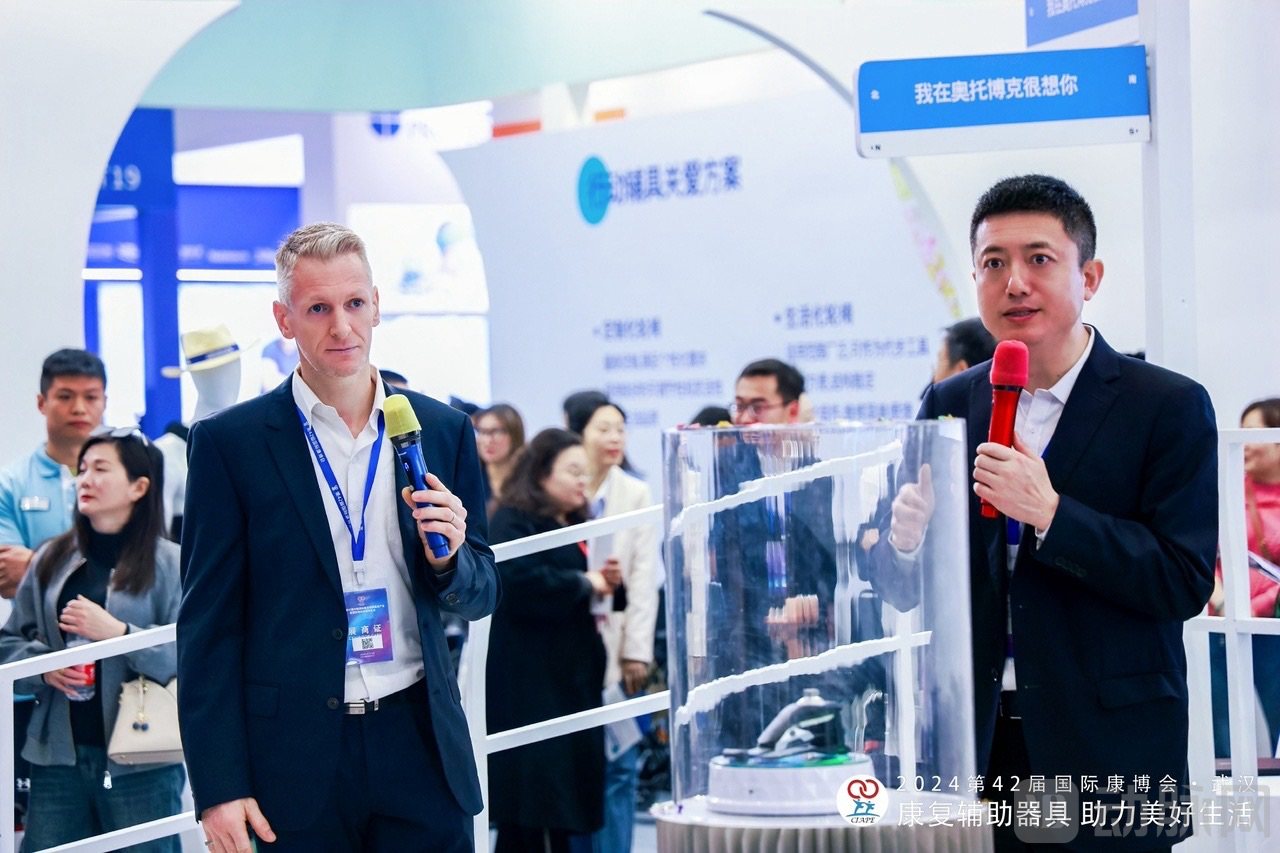 奥托博克亚太技术总监Karim Cambie（左）奥托博克中国GTM负责人李千波（右）进行新品介绍.jpg