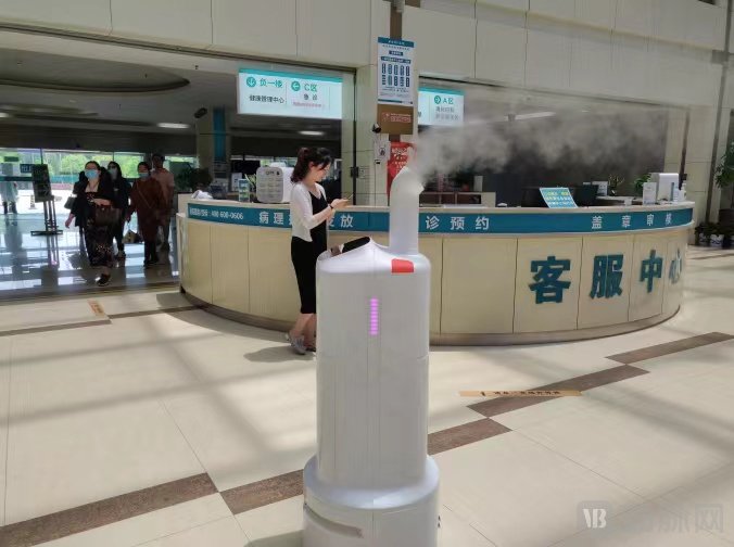 中智卫安消毒喷雾机器人.jpg