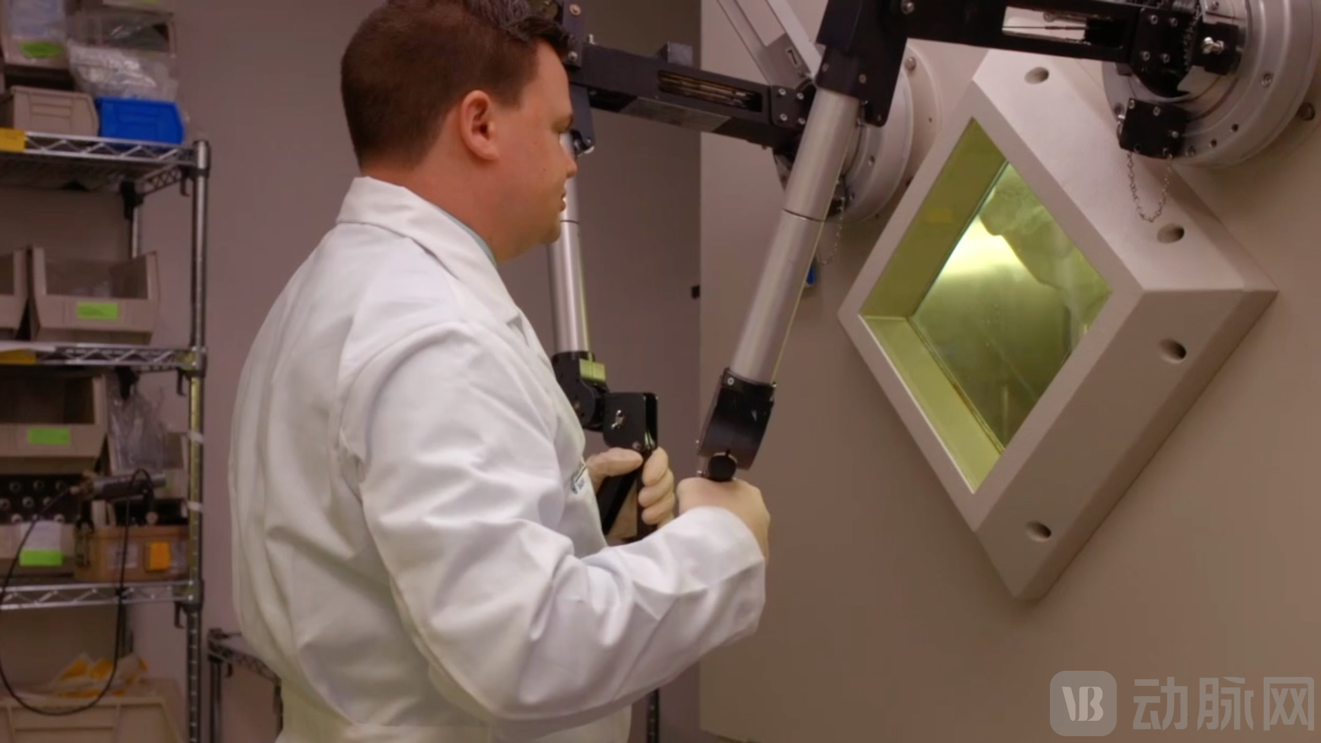 Charlie Borbon张季培,CFO、联席工程师,主要负责财务、后勤,(图)在产线上人力不足时也会上手帮忙.png