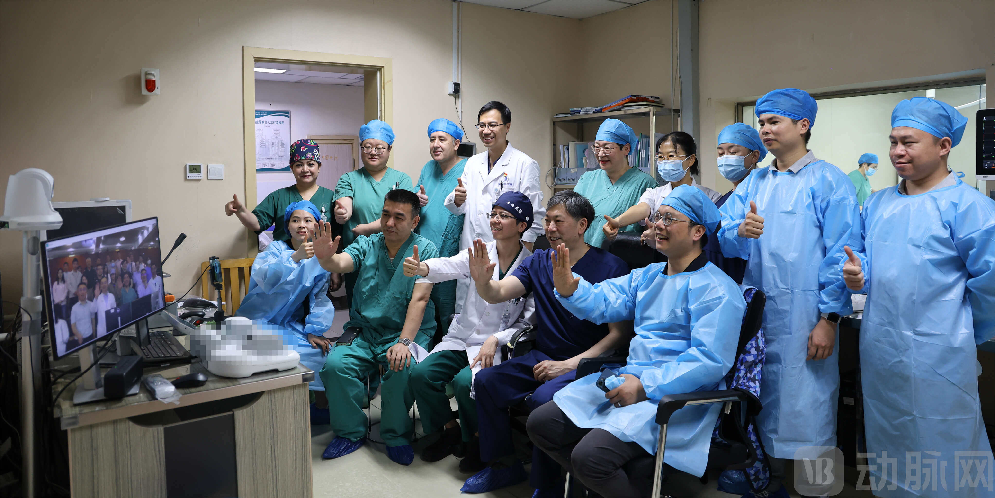 图4.喀什二院导管室术后合影.jpg