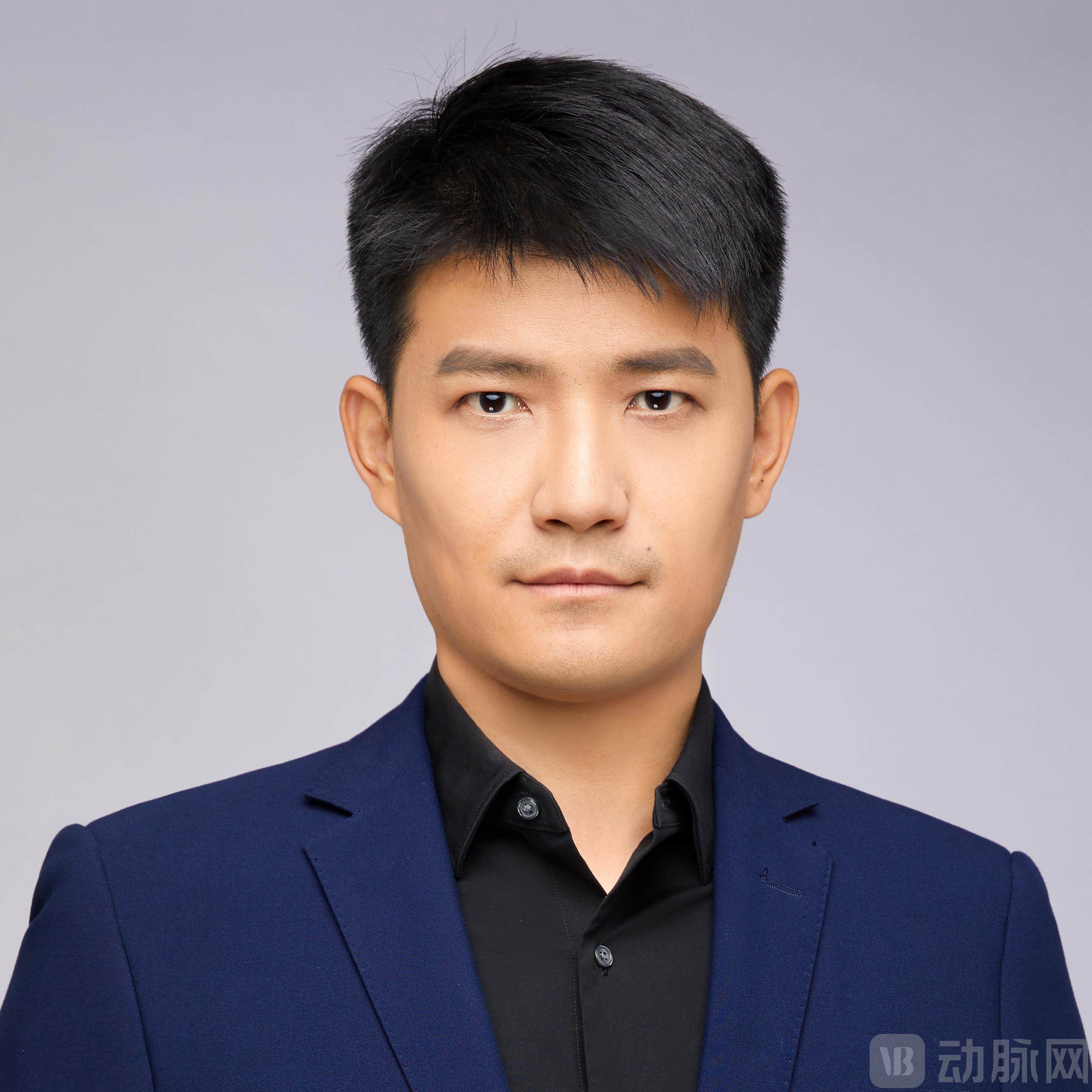 嘉宾照片01：冯老师形象照半身.jpg