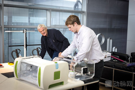 James-Dyson-Award-Winner-2014-MOM-Incubator_dezeen_468_5.jpg