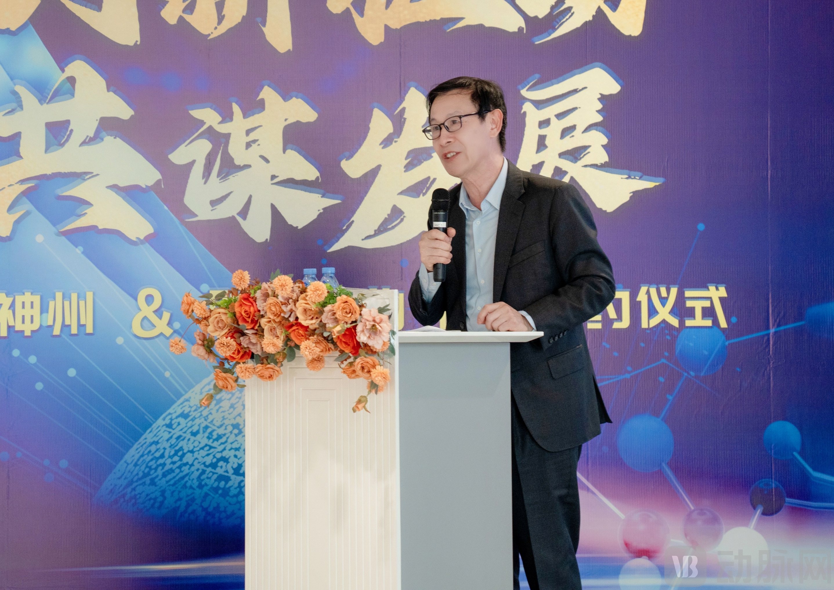 刘建博士(需进行裁剪) - 副本2.jpg