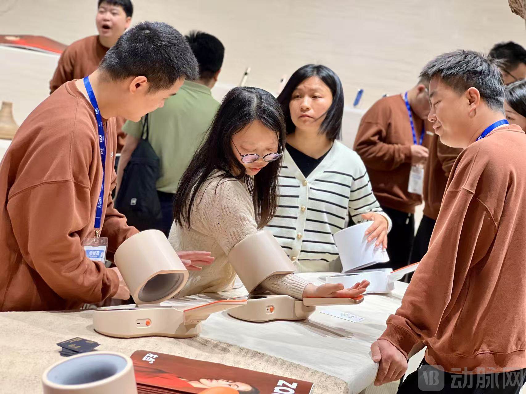 参展观众体验左点系列血压计.jpg