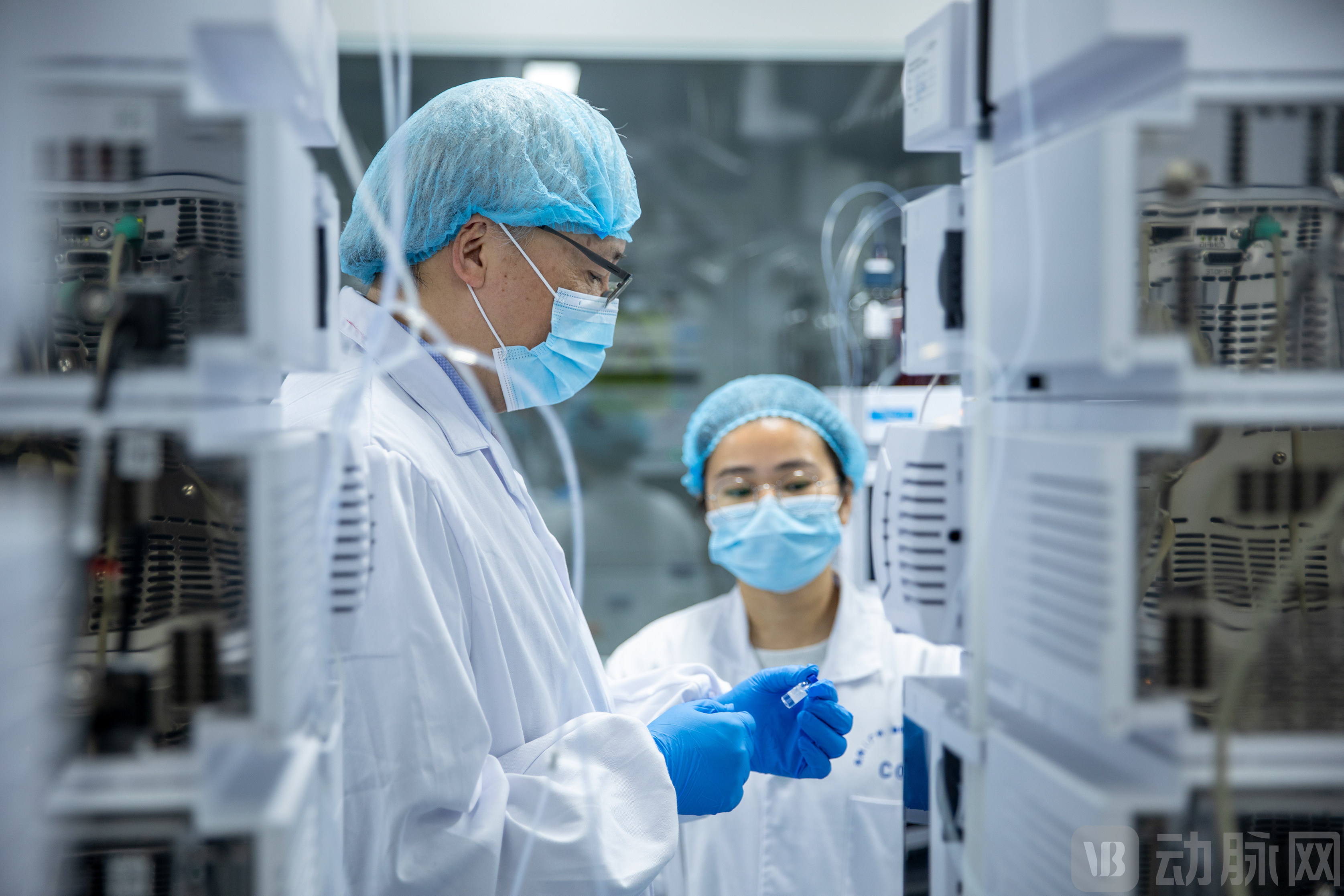 3. 李博士在实验室.jpg