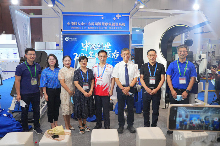 2第二张 发布会合影图_副本.jpg