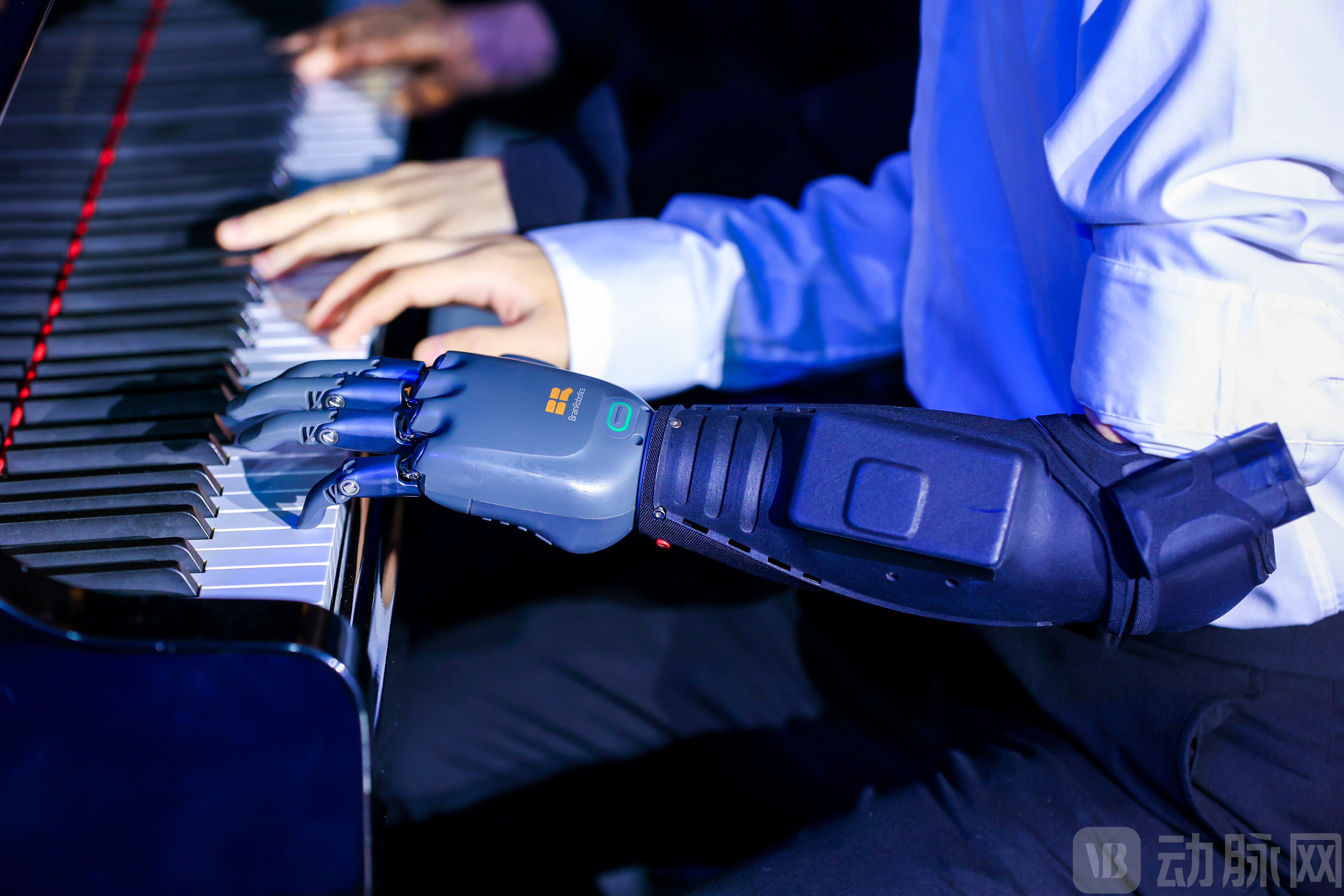 古月 手部特写3.jpg