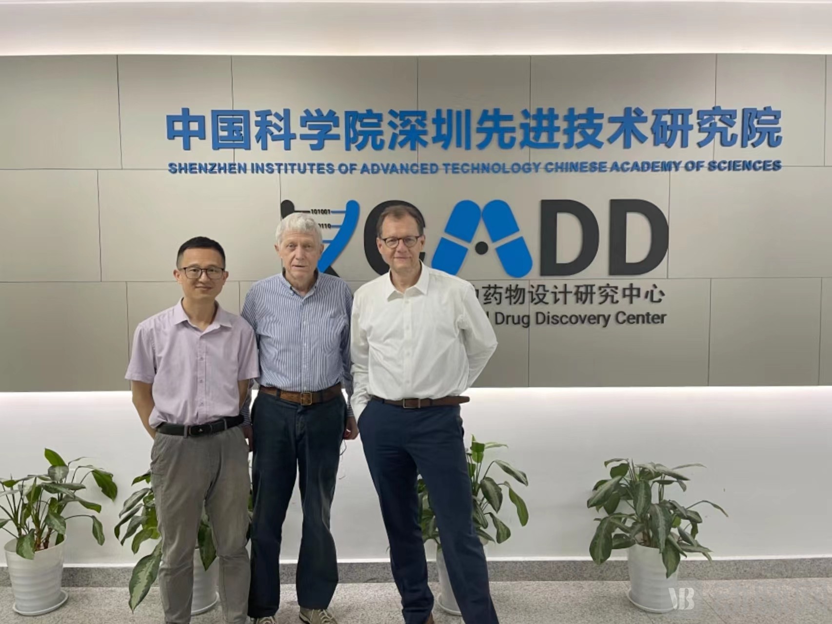 阿尔法分子科技创始人兼CEO袁曙光博士（左），创始合伙人Horst Vogel 教授（中）与瑞士苏黎世联邦理工学院Renato Zenobi 教授合影.jpg