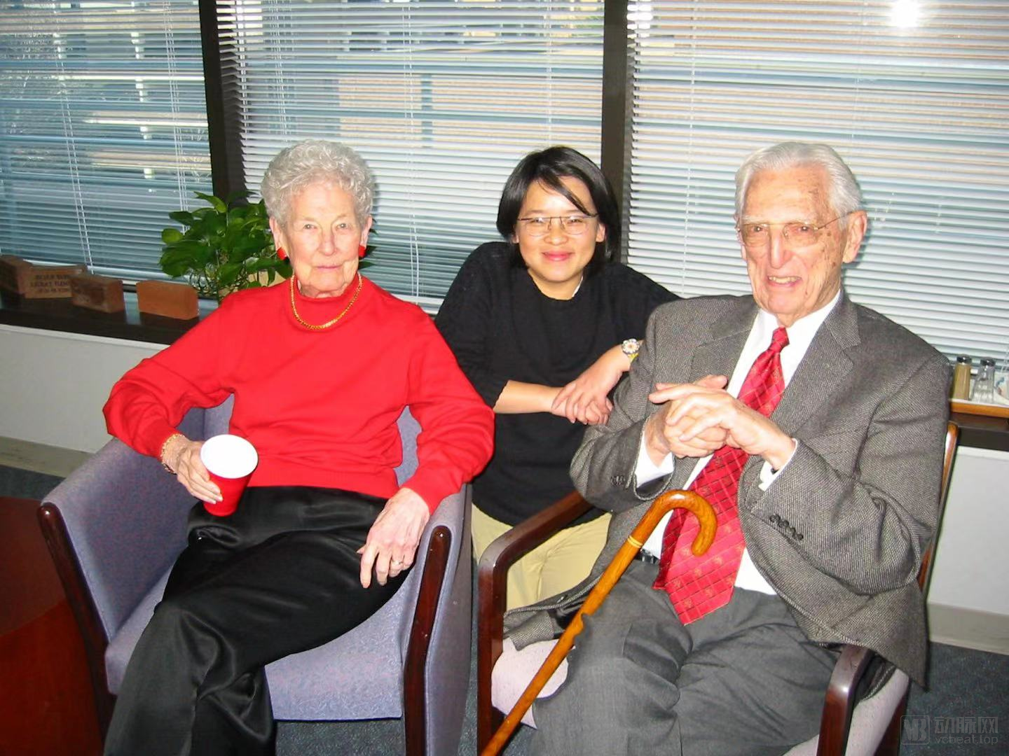尹航博士2001年圣诞节前在美国琼斯辅助生殖中心与Drs. Howard and Georgeanna Jones夫妇合影。.jpg