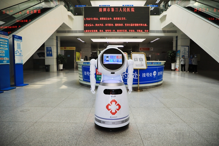 医疗咨询机器人Cruzr（克鲁泽）在普通门诊进行宣传与导诊.jpg