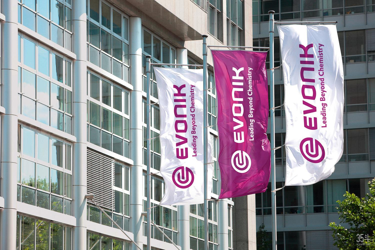 2020 evonik zentrale fahnen boot 001.jpg