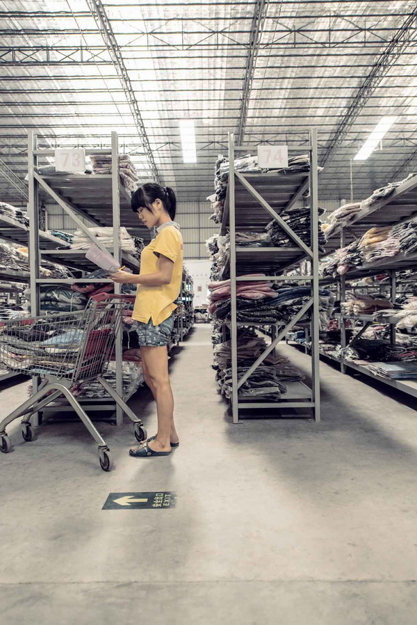 为了10月淘亿网的正式上线，三科网络位于广州的7000平方米仓库里是忙得热火朝天，这里将容纳400多个服饰厂家发往全世界的的货品。